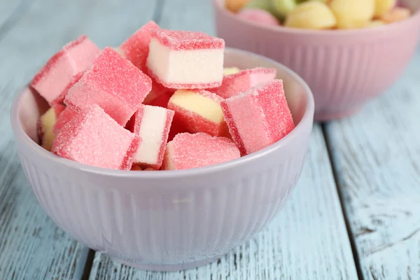 Zoete snoepjes op houten kleurentabel, close-up — Stockfoto