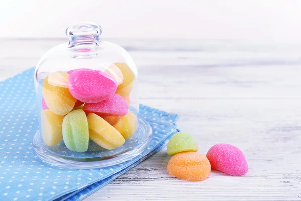 Sladké bonbony na barevné dřevěné pozadí — Stock fotografie