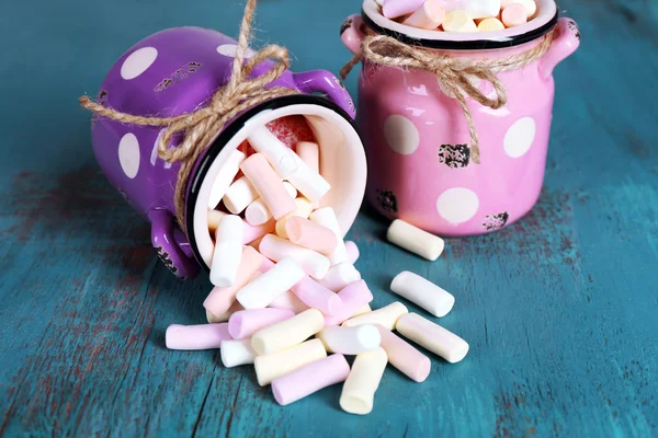 Doces doces na cor de fundo de madeira — Fotografia de Stock