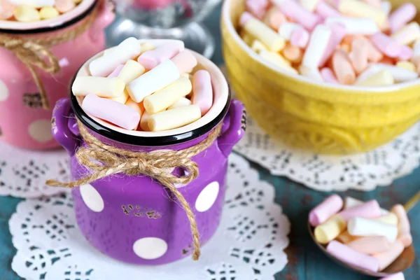 Dolci caramelle sul tavolo di legno, primo piano — Foto Stock