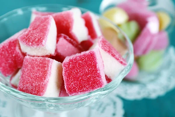 Süßigkeiten auf Holztisch, Nahaufnahme — Stockfoto