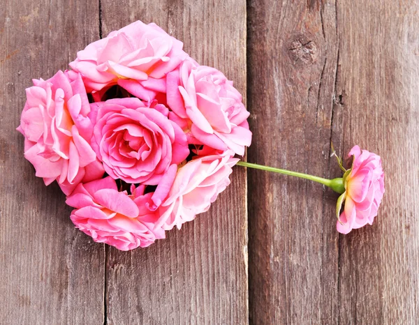 Mooie roze rozen op houten achtergrond — Stockfoto
