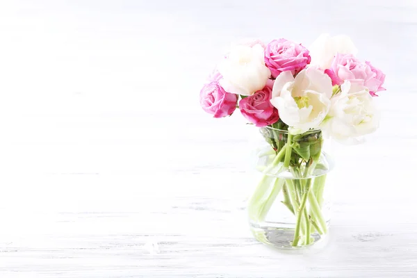 Strauß frischer Rosen und Tulpen auf Holzgrund — Stockfoto