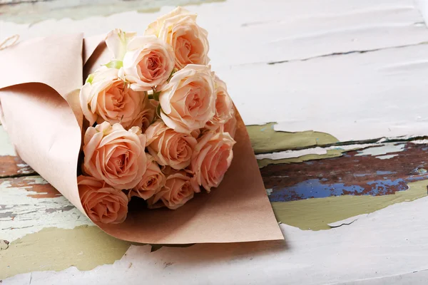 Ramo de hermosas rosas frescas sobre fondo de madera vieja — Foto de Stock