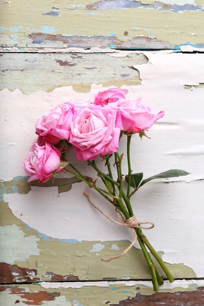 Beautiful fresh roses on old wooden background — Stock Photo, Image