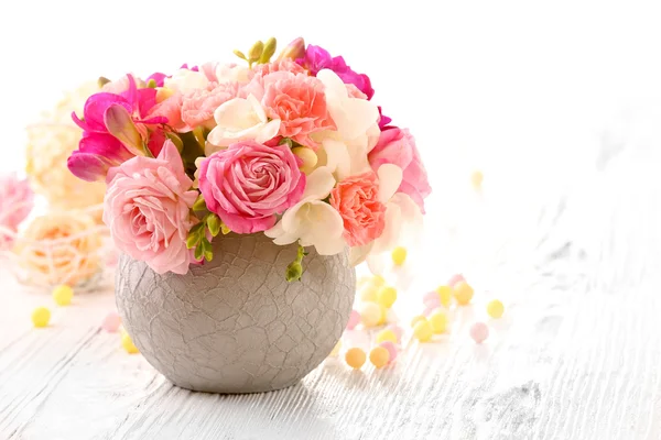 Hermosas flores frescas de primavera en maceta en la mesa de madera, primer plano —  Fotos de Stock