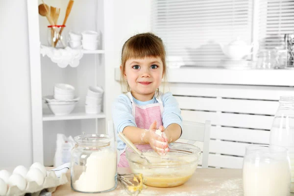 Niña preparando galletas en la cocina en casa — Foto de Stock