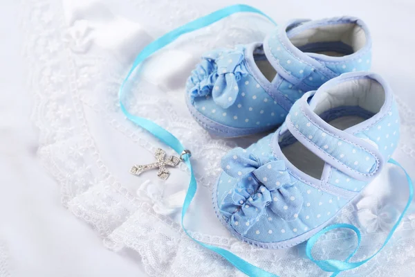 Bebek Ayakkabı ve haç vaftiz için — Stok fotoğraf