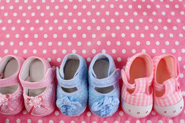 Scarpe bambino su sfondo stoffa — Foto Stock