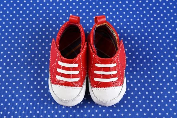 Baby schoenen op blauw doek achtergrond — Stockfoto