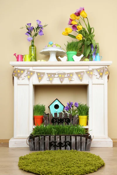 Open haard met prachtige lente decoraties op kamer — Stockfoto