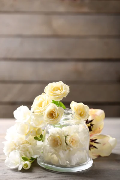 Vackra komposition med blommor på grå trä bakgrund — Stockfoto