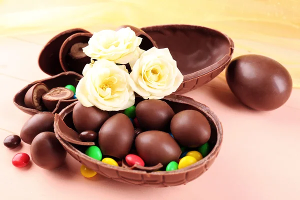 Ovos de Páscoa de chocolate com flores, close-up — Fotografia de Stock