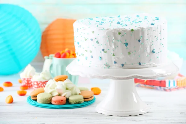 Birthday decorated cake on colorful background — Stock Photo, Image