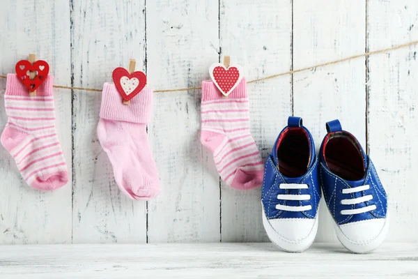 Lindos zapatos para niños pequeños y calcetines sobre fondo de madera —  Fotos de Stock