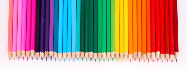 Красочные карандаши, изолированные на белом
