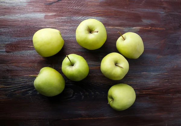 Groene appels op houten ondergrond — Stockfoto