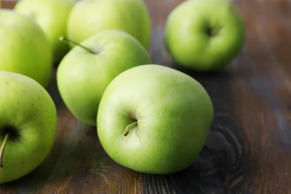 Manzanas verdes sobre fondo de madera — Foto de Stock