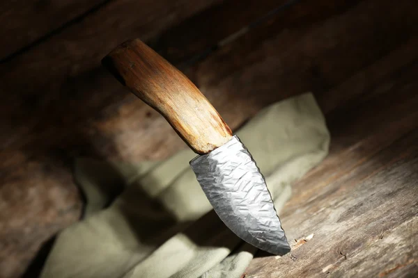 Cuchillo de caza y saco sobre fondo de madera —  Fotos de Stock