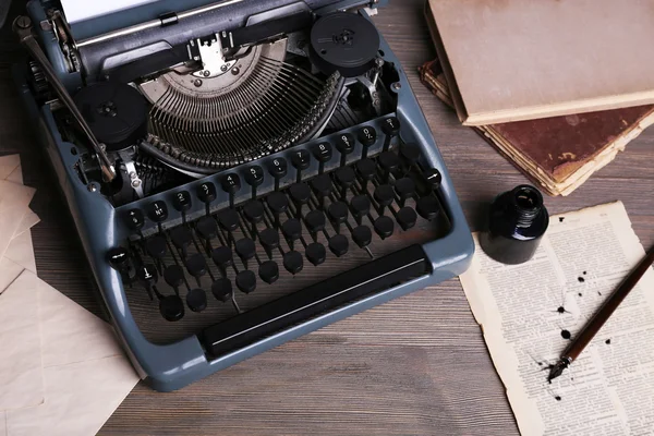 Máquina de escribir retro sobre fondo de madera — Foto de Stock