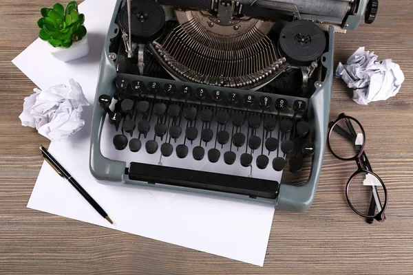 Retro daktiloda ahşap masa, üstten görünüm