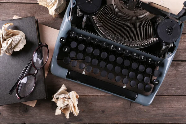 Retro schrijfmachine op houten tafel, bovenaanzicht — Stockfoto