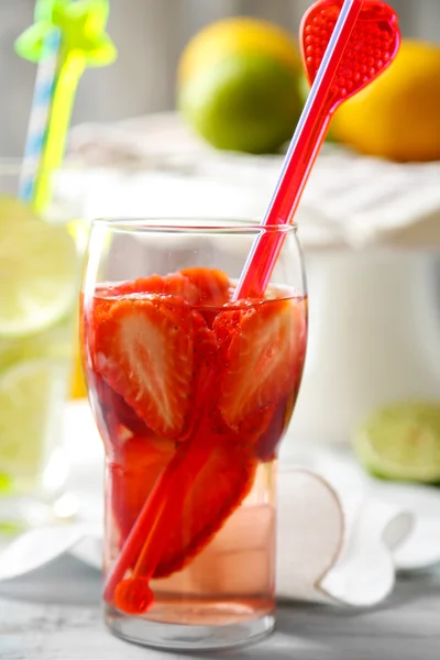 Cocktail con fragole fresche e lime limone su fondo di legno — Foto Stock