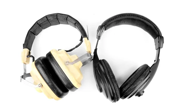 Fones de ouvido antigos isolados em branco — Fotografia de Stock