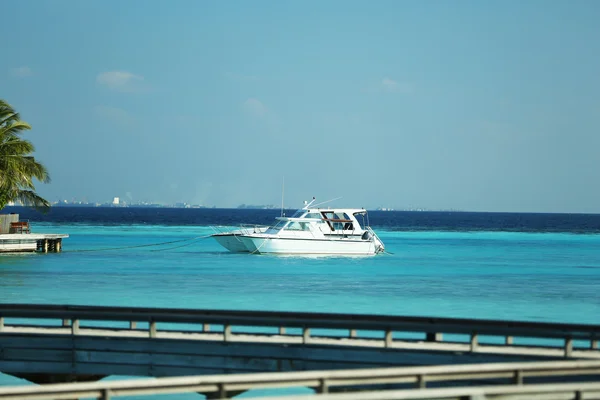 Vacker utsikt över havet med yacht, i resort — Stockfoto