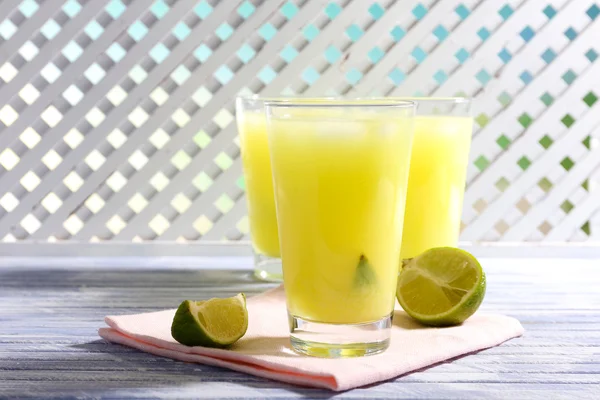 Glasses of cocktails on wooden lattice background — Stock Photo, Image