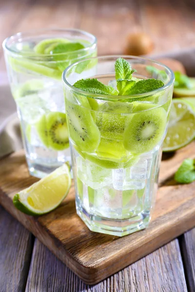 Glasögon av cocktails på träbord, närbild — Stockfoto