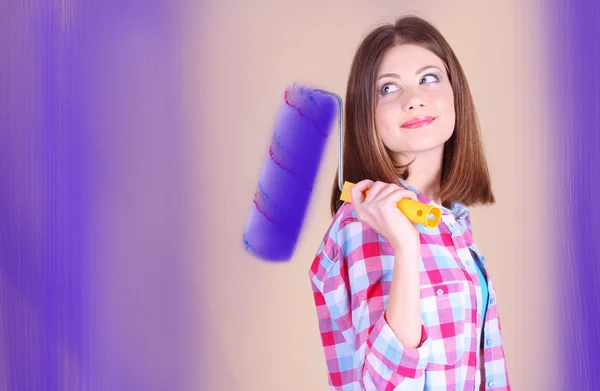 Bella ragazza con rullo vicino al muro Foto Stock