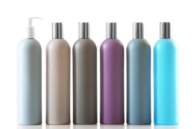 Beyaz arkaplanda izole edilmiş kozmetik şişeler