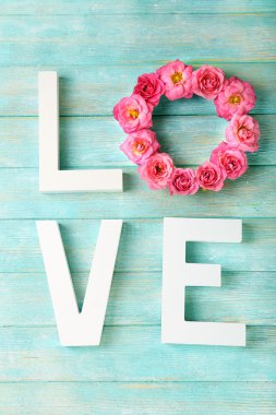 Renk ahşap plakalar arka plan üzerinde kelime aşk ile güzel güller