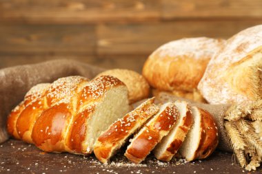 ahşap arka plan üzerinde farklı ekmek