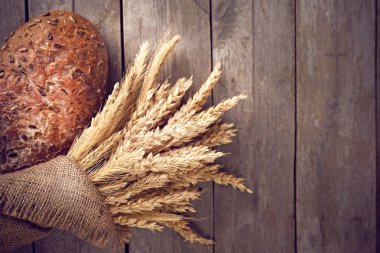 Ahşap arka plan üzerinde kulakları ile ekmek