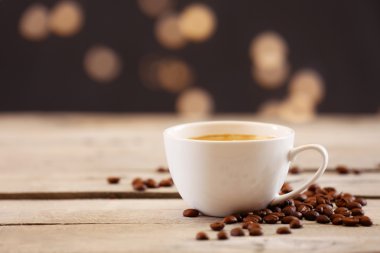 Kahve kahverengi zemin üzerine masada