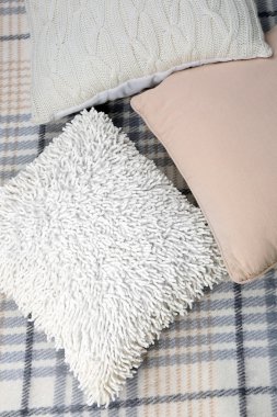 Dekoratif yastıklar ekose üzerinde kapat