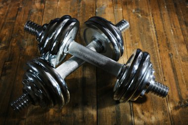 Koyu arka plan üzerinde ahşap zemin üzerinde halter