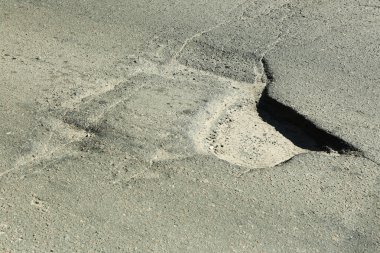 Çukurları olan çok kaliteli bir yol.