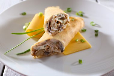 Krem ve ahşap masa, closeup mantarlı krep