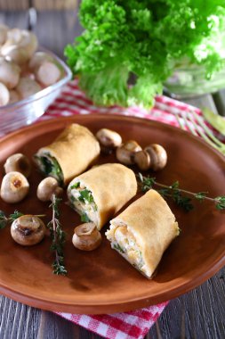 Ahşap masa, closeup tabağa Kremalı mantarlı krep