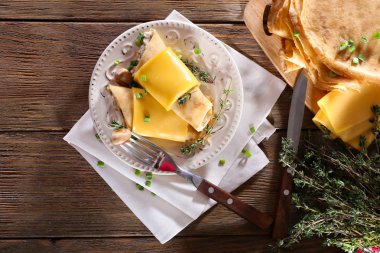 Ahşap masa, closeup tabağa Kremalı mantarlı krep