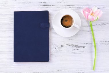 Lale fincan kahve ile