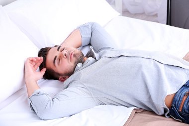 Yorgun adam yatağında dinleniyor