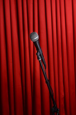 Kırmızı perde arka plan kürsüye mikrofon