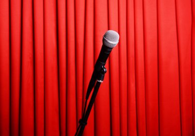 Kırmızı perde arka plan kürsüye mikrofon