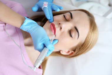 dudaklarından kalıcı uygulama güzellik uzmanı makyaj