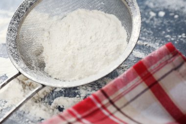 Elek üzerinde ahşap masa, closeup aracılığıyla eleme un