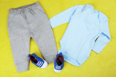 renkli arka plan üzerinde erkek bebek için giyim